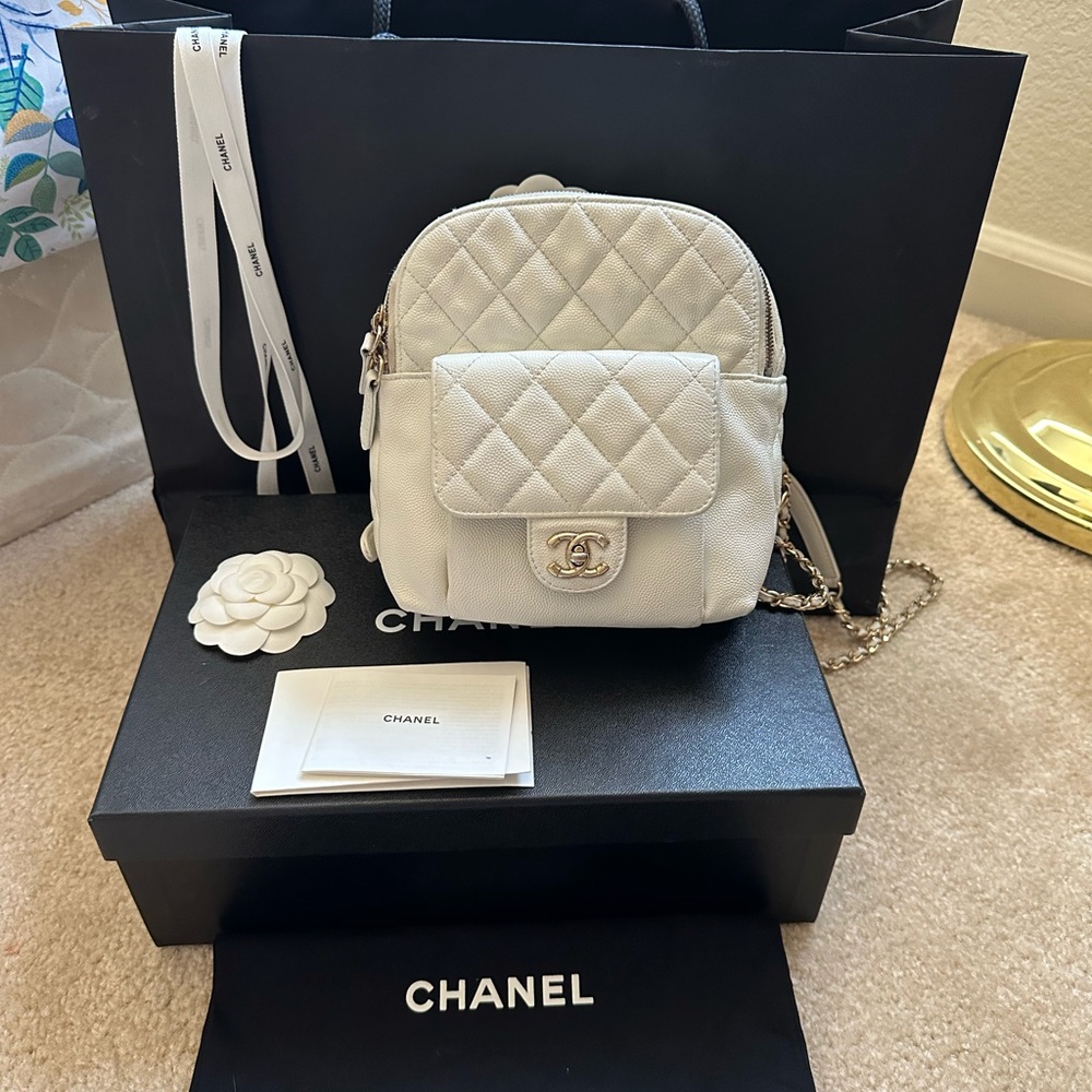 Chanel white caviar day mini backpack.
Used, need spa. - Picture 16 of 16